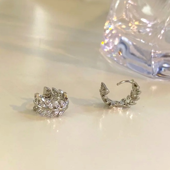 🌟 Sterling Silver Leaves Hoop Huggies Earrings - Picture 3 of 4